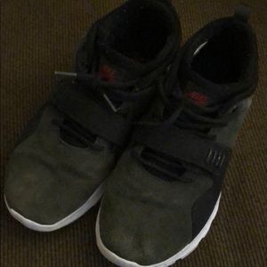 Nike size 9D shoes barely work dark green